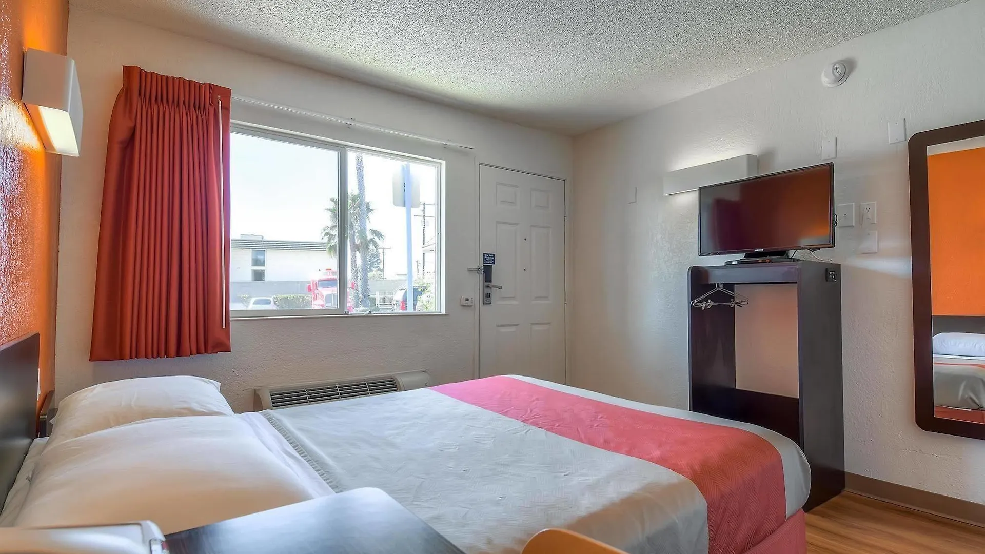 ** Hotel Motel 6-Long Beach, Ca - Los Angeles United States